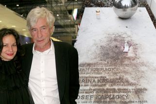 Hroby slavných v záplavě květin a svíček až na jeden: Náhrobek Jana Kaplického působí smutně a omšele!